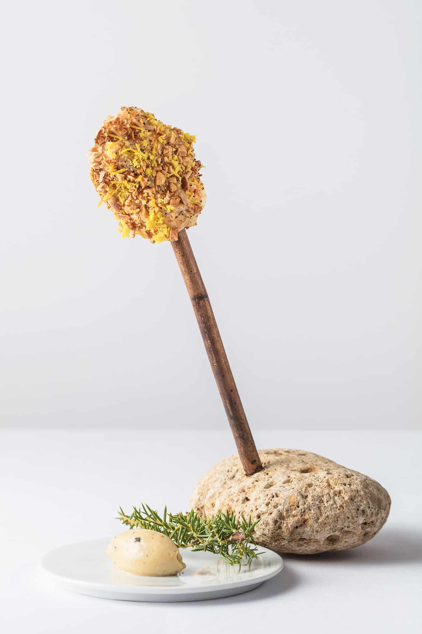 LOTTE À LA VERTICALE, PÂTE DE CITRON ET AMANDES ÉCLATÉES